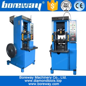 China Vollautomatische mechanische Diamant-Segment-Kaltpressmaschine Modell BWM-35T zum Sägen von Sägeblattbohrern usw. Hersteller